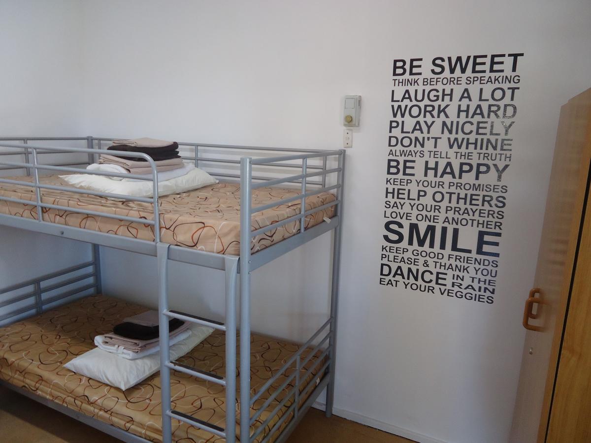Roey Backpackers And Party Bar Hostel Broome Exterior foto
