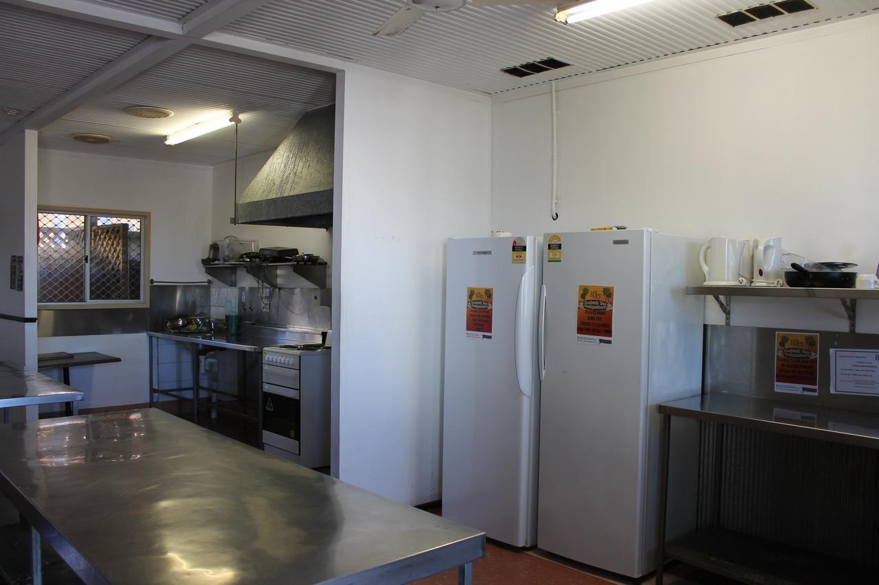 Roey Backpackers And Party Bar Hostel Broome Exterior foto