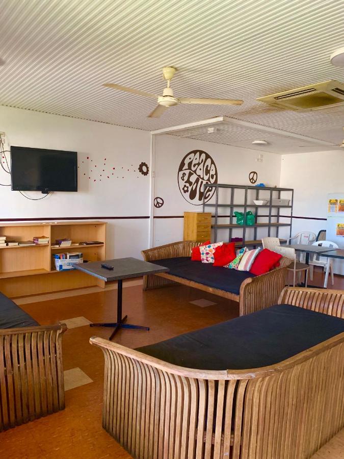 Roey Backpackers And Party Bar Hostel Broome Exterior foto